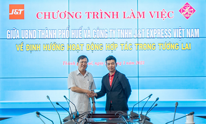 Ông Trương Đình Hạnh, Phó Chủ tịch UBND thành phố Huế và Ông Nguyễn Anh Tuấn - Giám đốc chiến lược, đại diện J&T Express tin tưởng rằng, sự hợp tác sẽ tạo ra những giá trị thiết thực cho ngành logistics tại địa phương